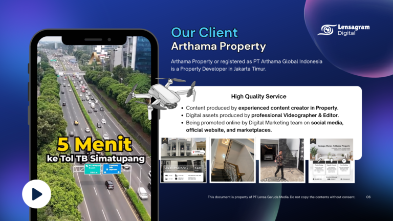 Halaman depan agensi pemasaran digital dengan latar belakang warna biru tua dan gambar jalan raya kota. Di tengah, terdapat smartphone yang menampilkan profil klien 'Arthama Property' dengan teks deskriptif dan foto-foto properti. Di sisi kanan, terdapat poin-poin tentang layanan yang diberikan seperti konten digital, video profesional, dan media sosial. Logo 'Lensar Digital' terletak di pojok kanan bawah.