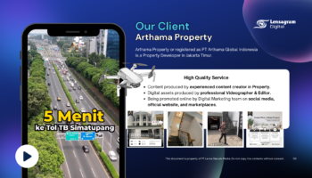 Halaman depan agensi pemasaran digital dengan latar belakang warna biru tua dan gambar jalan raya kota. Di tengah, terdapat smartphone yang menampilkan profil klien 'Arthama Property' dengan teks deskriptif dan foto-foto properti. Di sisi kanan, terdapat poin-poin tentang layanan yang diberikan seperti konten digital, video profesional, dan media sosial. Logo 'Lensar Digital' terletak di pojok kanan bawah.